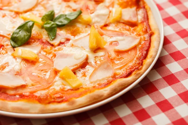 Pizza con prosciutto e formaggio — Foto Stock