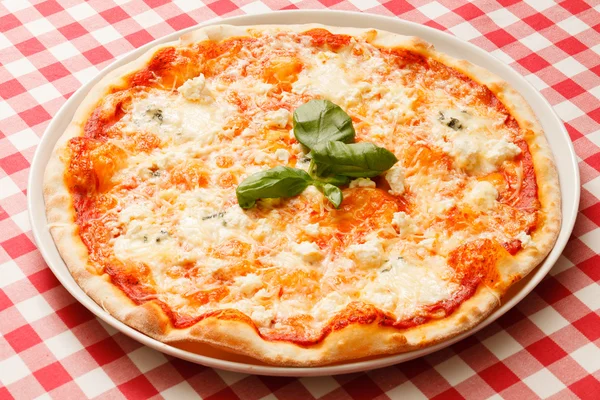 Cheesy pizza med basilikablad — Stockfoto