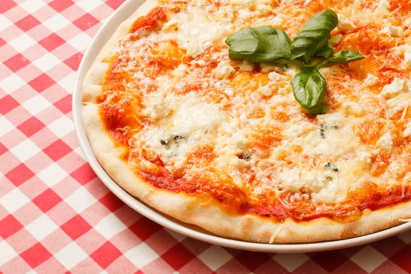 Cheesy pizza med basilikablad — Stockfoto