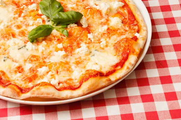 Сирна піца з листям базиліка — стокове фото