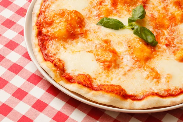 Pizza avec mozzarella et feuilles de basilic — Photo