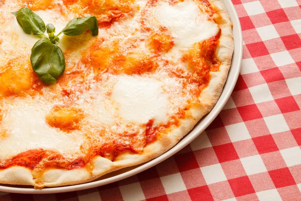 Pizza con mozzarella e foglie di basilico — Foto Stock