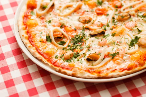 Sabrosa pizza de mariscos — Foto de Stock