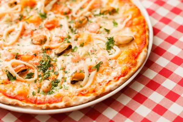 Пицца из морепродуктов — стоковое фото