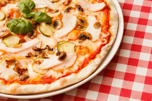 Pizza au jambon, concombres et champignons — Photo