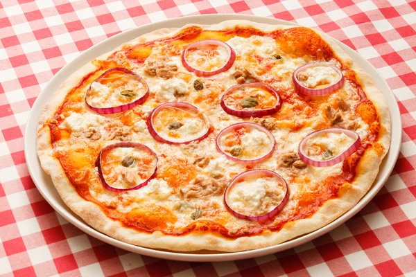 Pizza z mięsa i cebuli — Zdjęcie stockowe