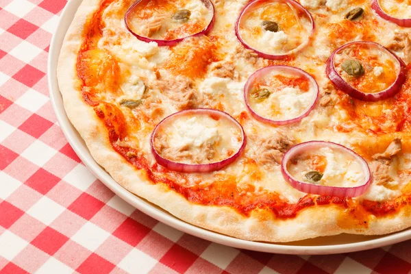 Pizza con aros de carne y cebolla — Foto de Stock