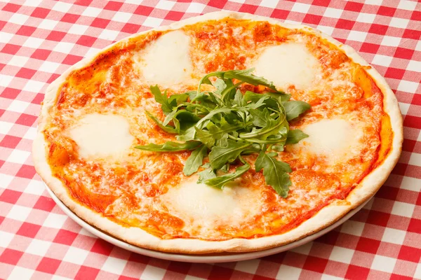 Pizza au fromage avec rucola — Photo