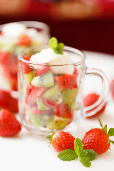 Salada de fruto em copos — Fotografia de Stock