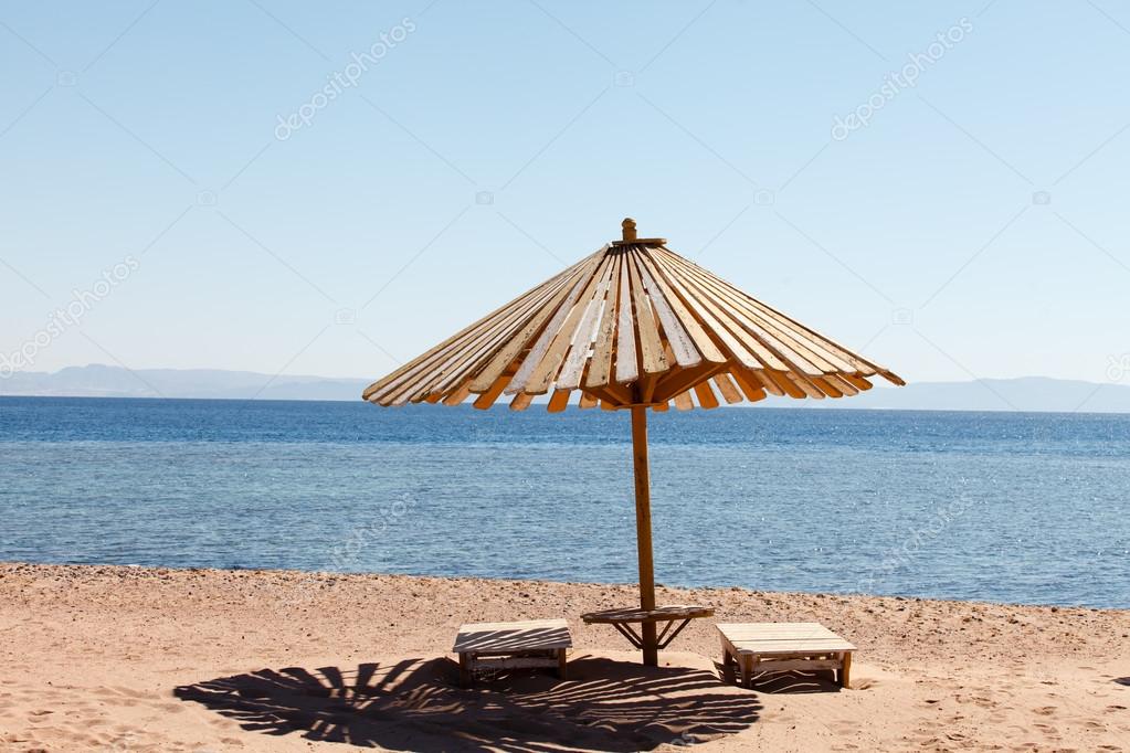 Plage Avec Parasols Et Chaises Longues Photographie