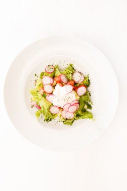 plaka üzerinde turp salatası