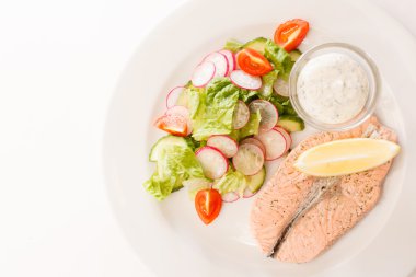 Somon steak salata ile