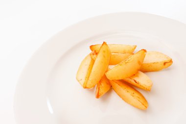 plaka üzerinde kavrulmuş patates