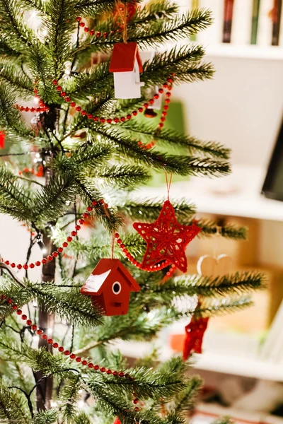 Árbol de Navidad con decoraciones — Foto de Stock