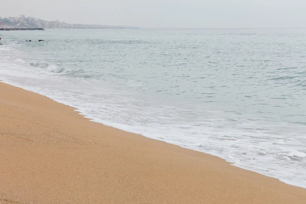 Praia de areia com ondas — Fotografia de Stock