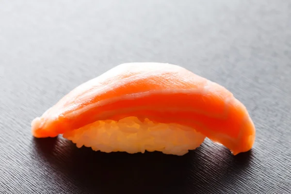 Välsmakande nigiri med lax — Stockfoto