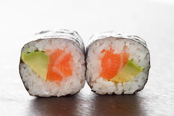 Savoureux sushi sur blanc — Photo