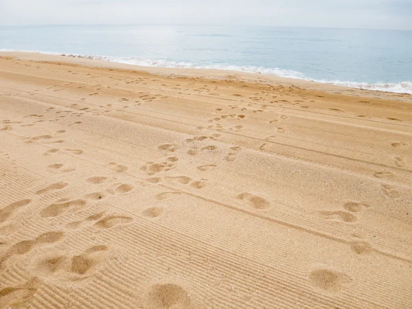 Impronte sulla spiaggia sabbiosa — Foto Stock