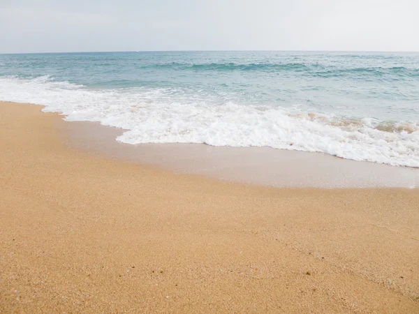 Plage de sable avec vagues — Photo