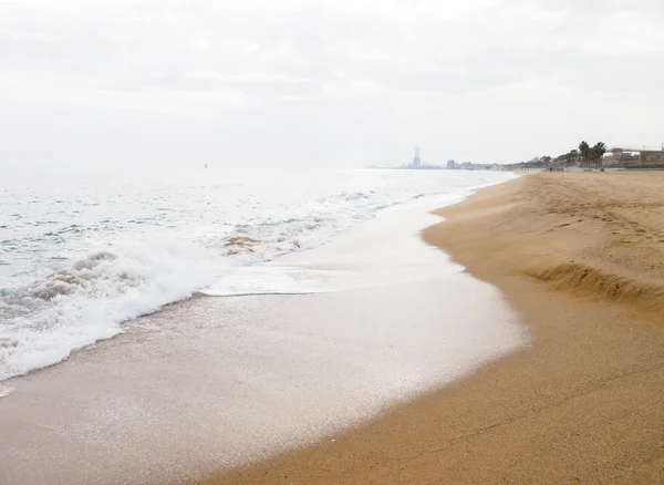 Sandstrand med vågor — Stockfoto