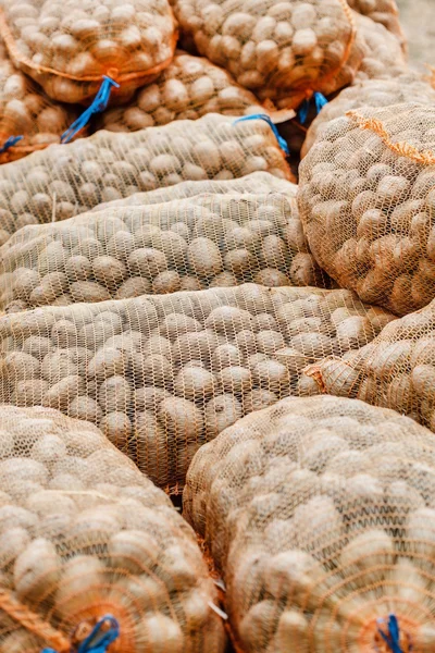 Patate in sacchi al mercato agricolo — Foto Stock