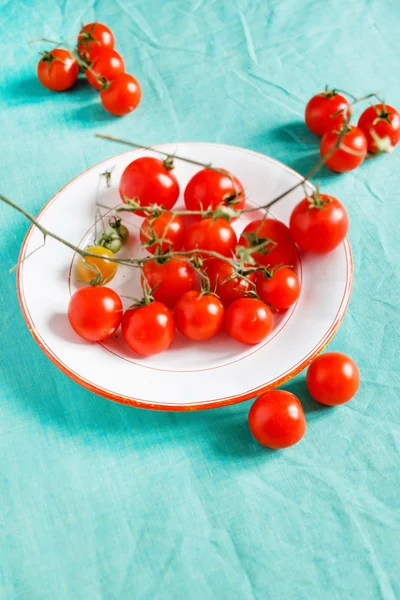 Tomates cerises mûres rouges — Photo