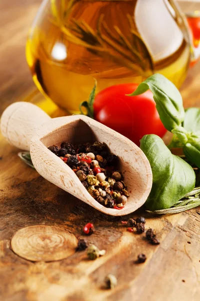 Épice à la cuillère en bois et tomate — Photo