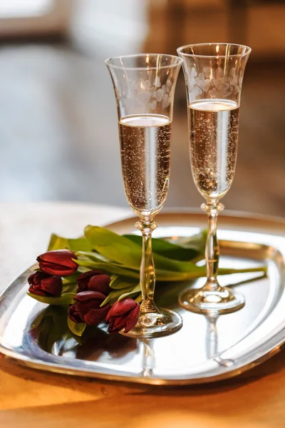 Champagneglas med blommor — Stockfoto