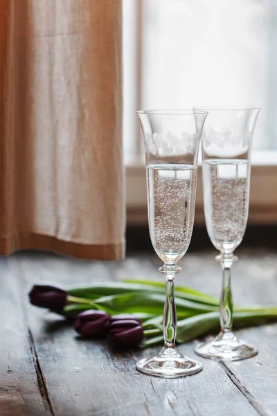 Bicchieri di champagne con fiori — Foto Stock