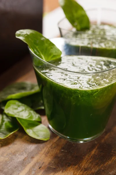 Groene smoothie in glazen — Stockfoto