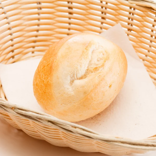 Frisches Brötchen im Korb — Stockfoto