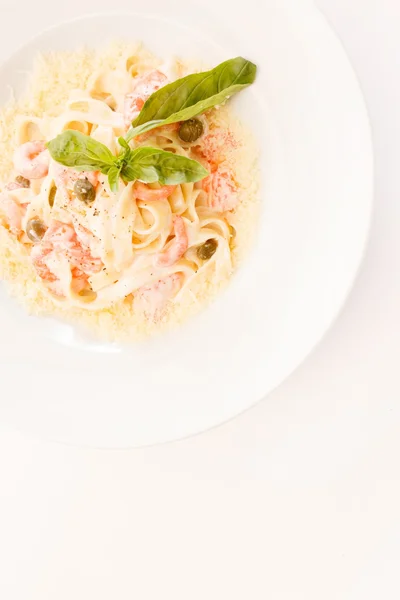 Pasta con gamberetti e foglie di basilico — Foto Stock