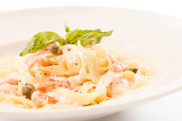 Pasta with shrimps and basil leaves — Stock Photo, Image