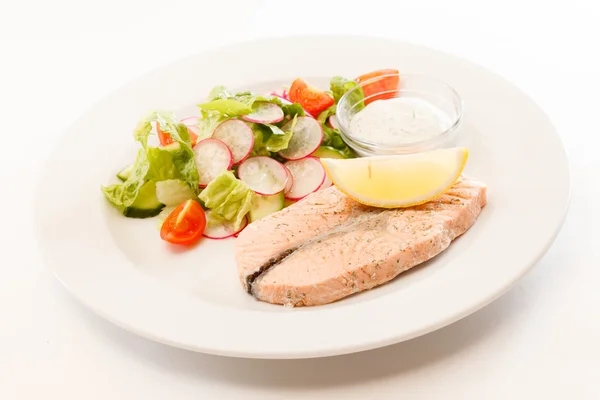 Bistecca di salmone con insalata — Foto Stock