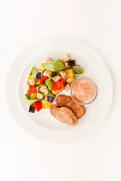 Cutlets 야채와 소스와 함께 — 스톡 사진