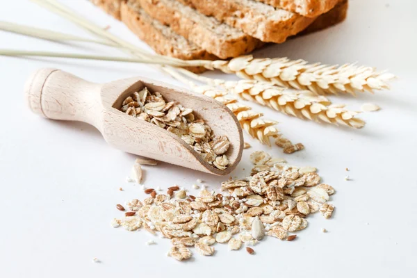 Whole grain wheat flakes — Stock Photo, Image