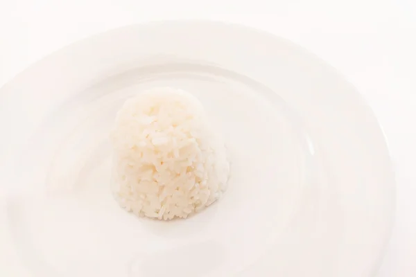 Рис на белой тарелке — стоковое фото