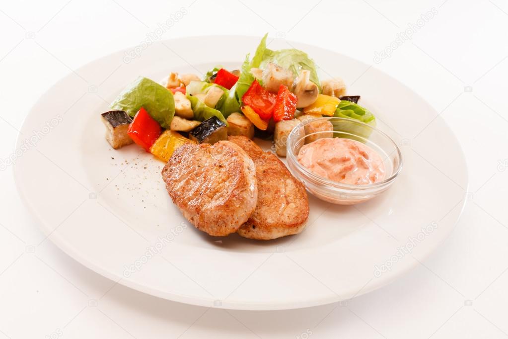 Cutlets with vegetables and sauce