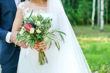 damat ve Gelin çiçek tutan