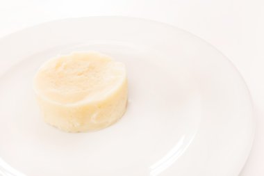 Plaka üzerinde patates püresi