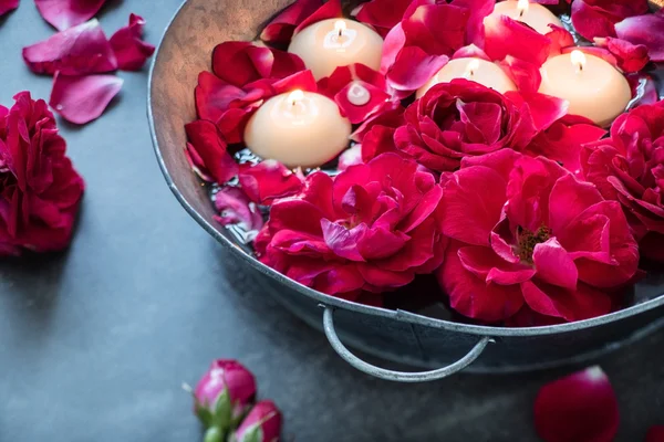 Red roses with petals and candles — Stock Photo, Image