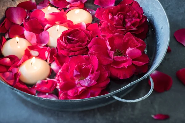 Rosas vermelhas com pétalas e velas — Fotografia de Stock