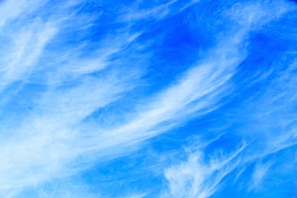 구름이 있는 푸른 하늘 — 스톡 사진