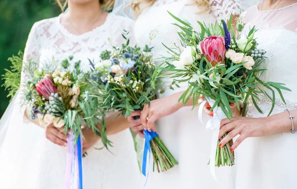 Mariées avec des fleurs de mariage — Photo