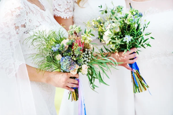 Brudar med bröllop blommor — Stockfoto