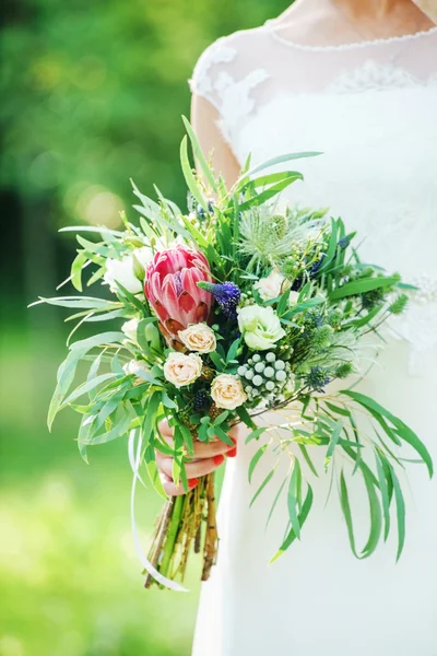 Bouquet de mariée entre les mains de la mariée — Photo