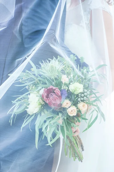 Bruid en bruidegom houden van bloemen — Stockfoto