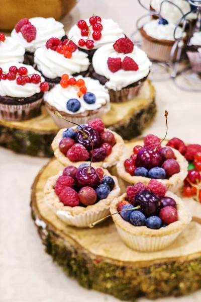 Wedding sweet cupcakes — Stock Photo, Image