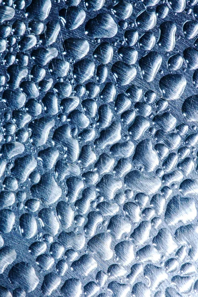 Kapky vody na ocelové pozadí — Stock fotografie