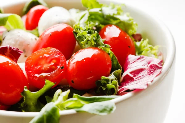 Итальянский салат с помидорами и сыром — стоковое фото